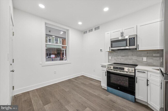 Building Photo - 5719 Cambridge St