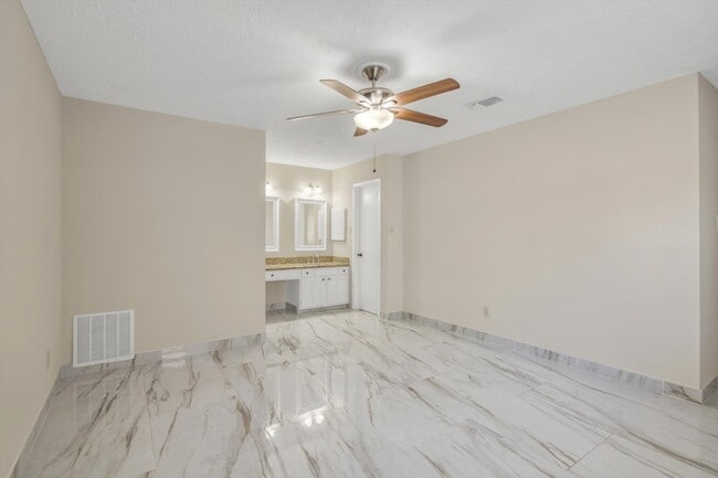Building Photo - 7431 Ridgeberry Dr