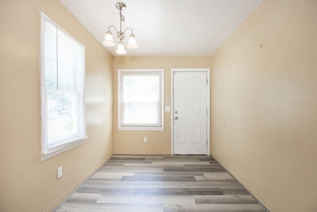 Building Photo - 3 Bedroom/1 bath Single House!!