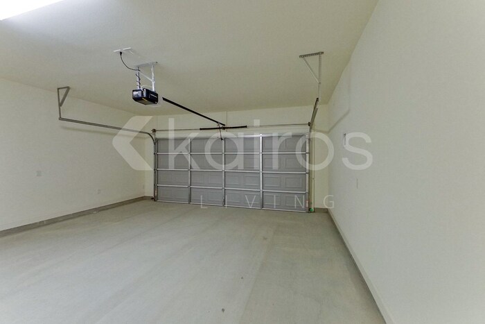Building Photo - 7936 S Hendrick Dr