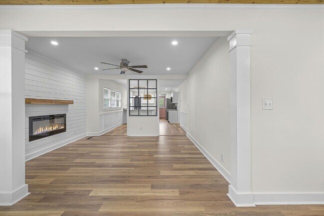 Building Photo - 441 Oak Dr