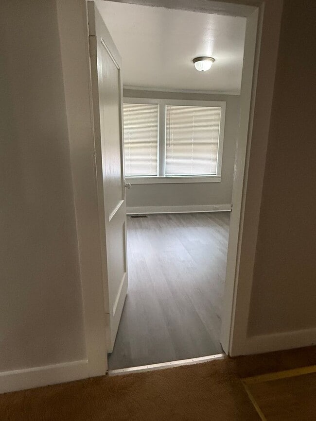 Building Photo - FIRST FULL MONTH RENT FREE