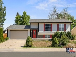 Building Photo - Beautiful & Bright Home in South West Fort...