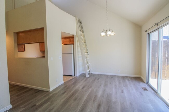 Building Photo - 2 Bedroom, 2 Bathroom + Loft - Top Floor Condo in Parkwood Village