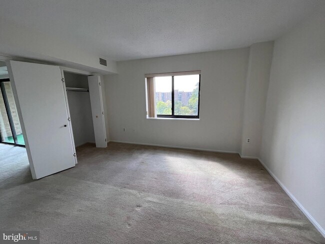 Building Photo - 15100 Interlachen Dr