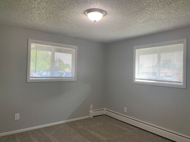 Building Photo - Updated 2 bedroom ranch in north Loveland! RENT INCLUDES: Water/Sewer/Gas/Trash/Common Area Electric