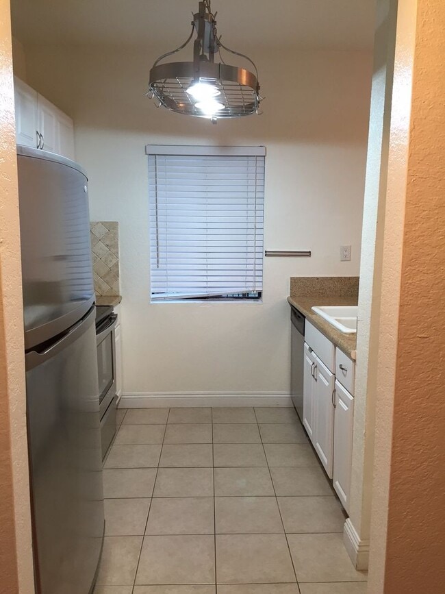 Building Photo - Beautiful 1 Bed/1 Bath Condo Apartment with Patio, Hardwood Flooring, Central AC, Washer and Drye...