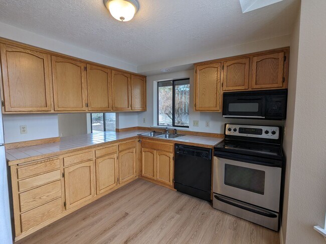 Building Photo - Charming 3x2 on Cul-de-sac with a double-car garage and fenced backyard near Hollinshead Park in ...