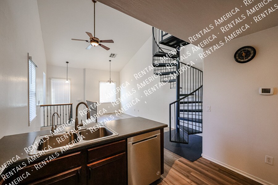 Building Photo - 4057 E Windsor Dr