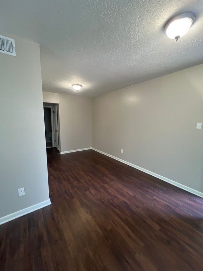 Building Photo - 1 Bedroom 1 Bathroom Apartment