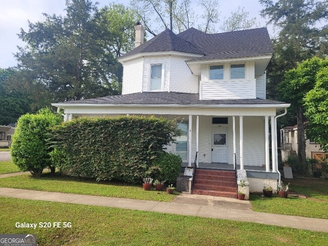Primary Photo - 210 E 8th St