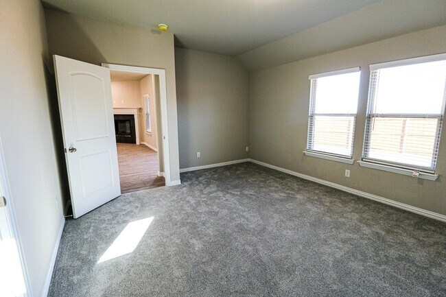 Building Photo - 504 Lakeway Ln