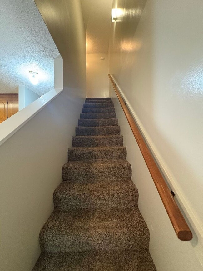 Building Photo - Rolling Acres Townhome.
