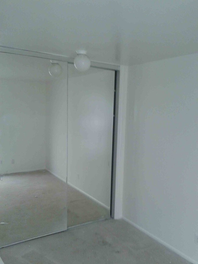 Master bedroom unfurnished - 3512 Pacific Ave