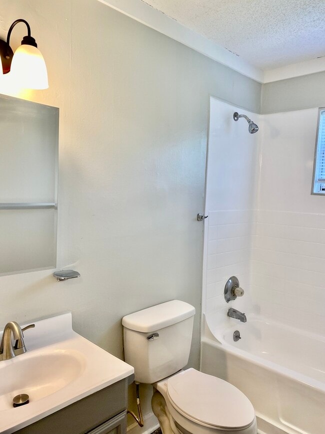 Building Photo - Hillcrest Apts: Rossville 2Bed/1Bath Apart...