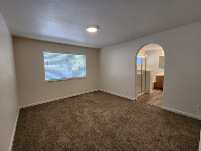 Building Photo - Rent Special $500 off 1st mo's