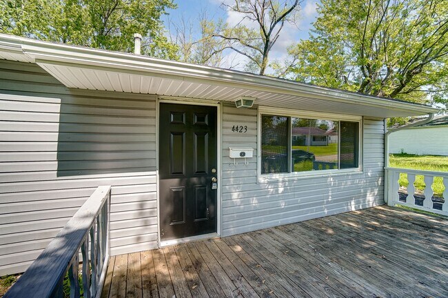 Building Photo - Three Bedroom with Driveway in Dayton!