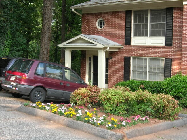 Building Photo - 139 E Hill St