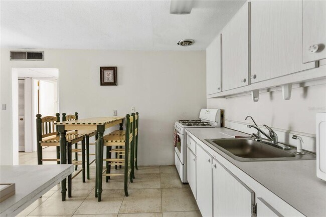 Building Photo - 1700 SW 16th Ct