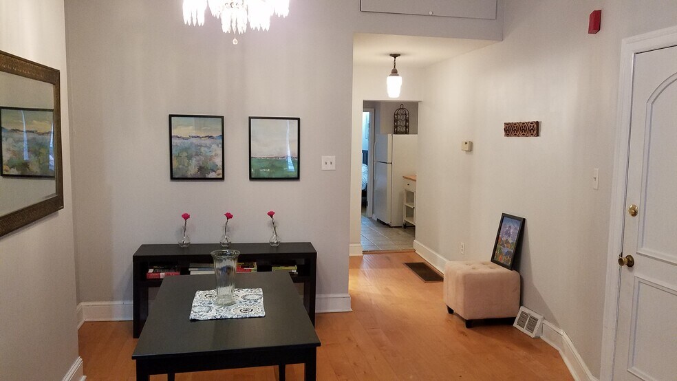 Spacious dining/work area - 522 N 15th St