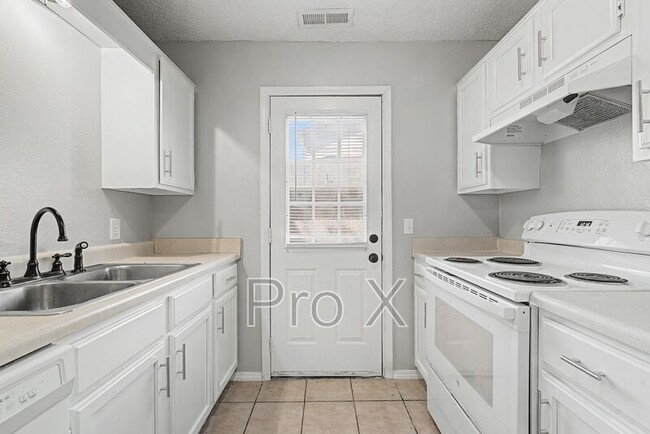 Building Photo - 3403 SW Victoria Pl