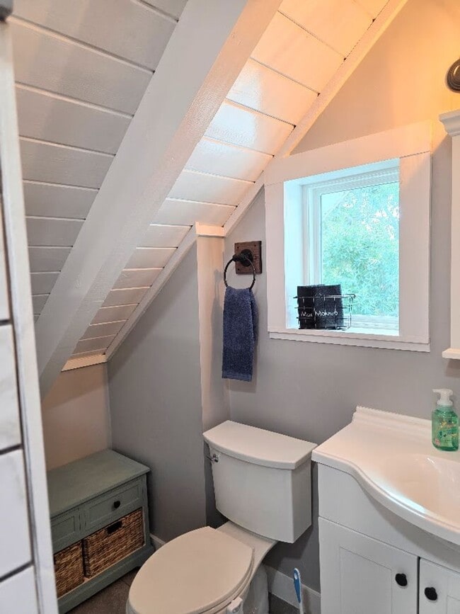 Building Photo - Cozy Coastal Retreat!