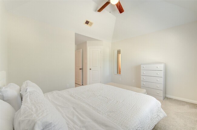Building Photo - 2011 Spring Cedar Ln