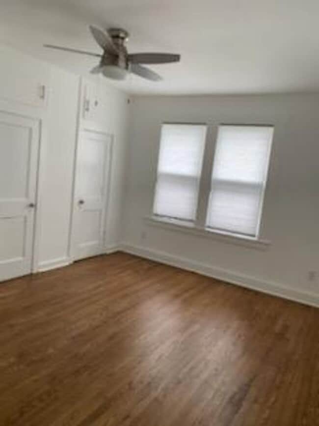 Building Photo - FOR LEASE!! Great location!