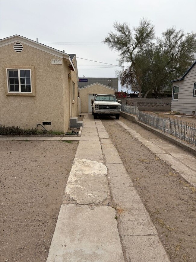 Building Photo - Charming and spacious Needles home