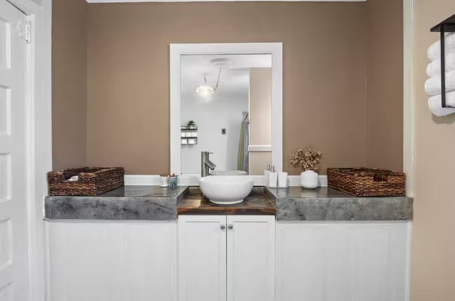 Building Photo - 719 E 9th Ave