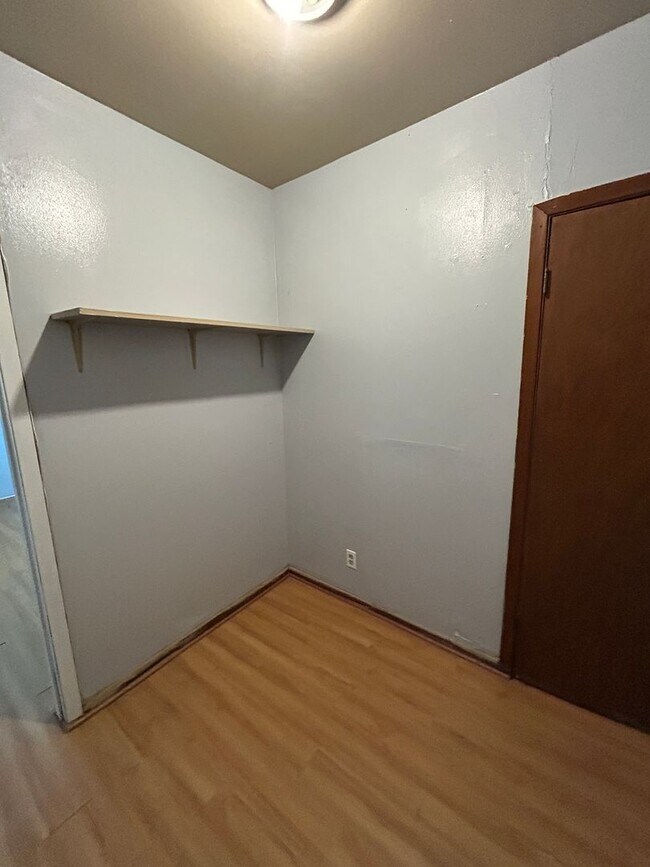 Building Photo - Large 3 bed 1 bath Home