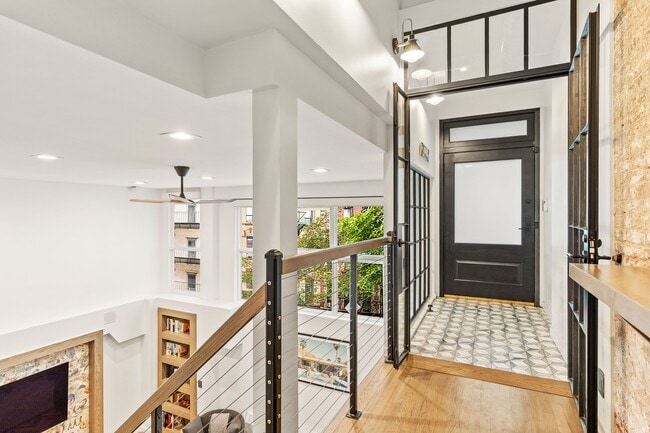 Building Photo - 104 Thompson St