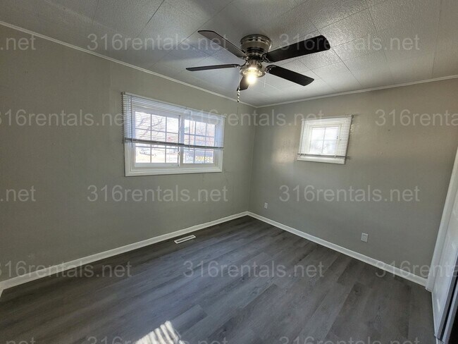 Building Photo - $895 - 2 bed 1 bath - Single Family Home