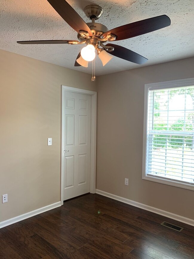 Building Photo - 3 Bedroom, 2 Bath Home Located in Manchester