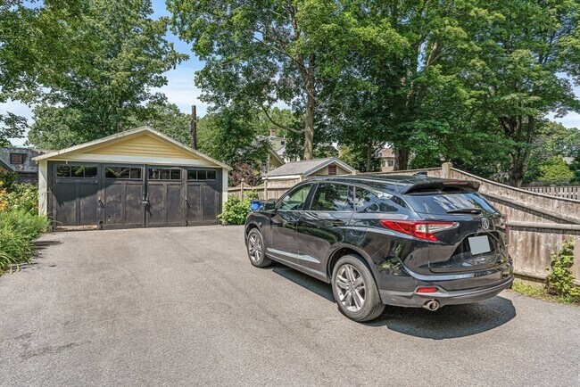 Building Photo - 65 Church St