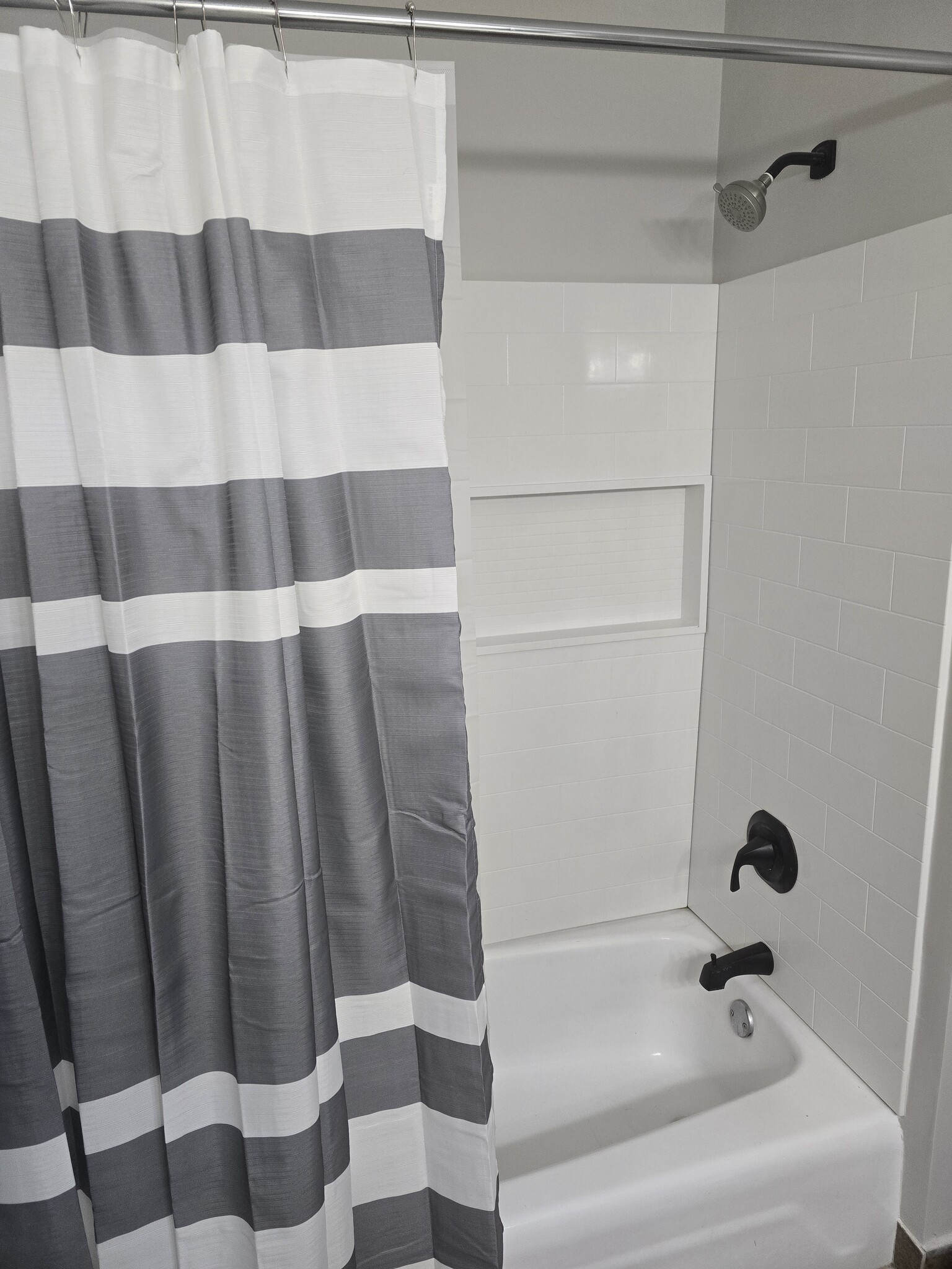 Hallway bath - 4923 Robin Drive