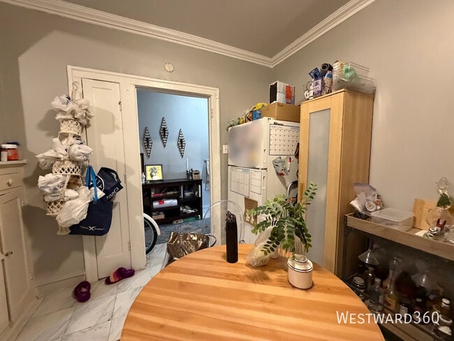 Building Photo - 6051 N Hermitage Ave