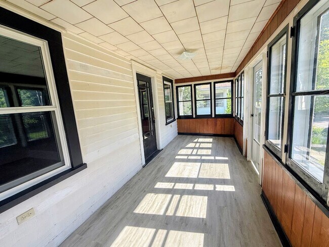 Building Photo - Two bedroom one bathroom single level home for rent
