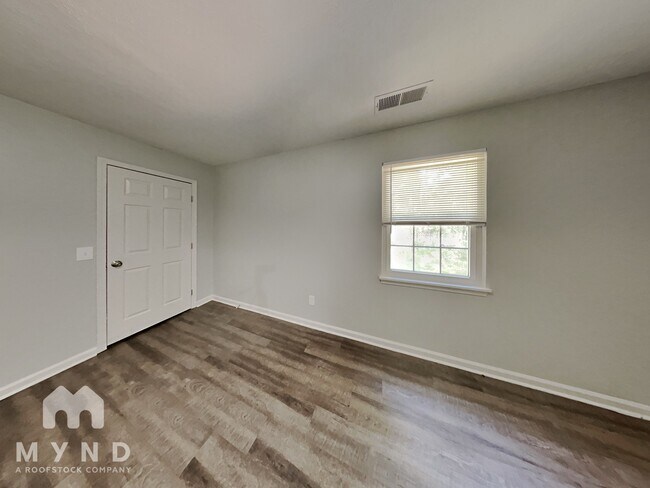 Building Photo - 240 N Hurst Mill Rd