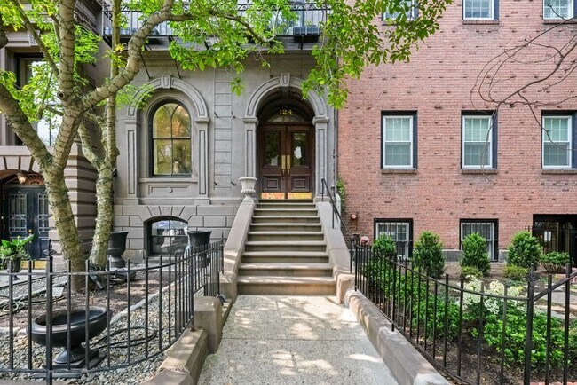 Building Photo - 120 Beacon St
