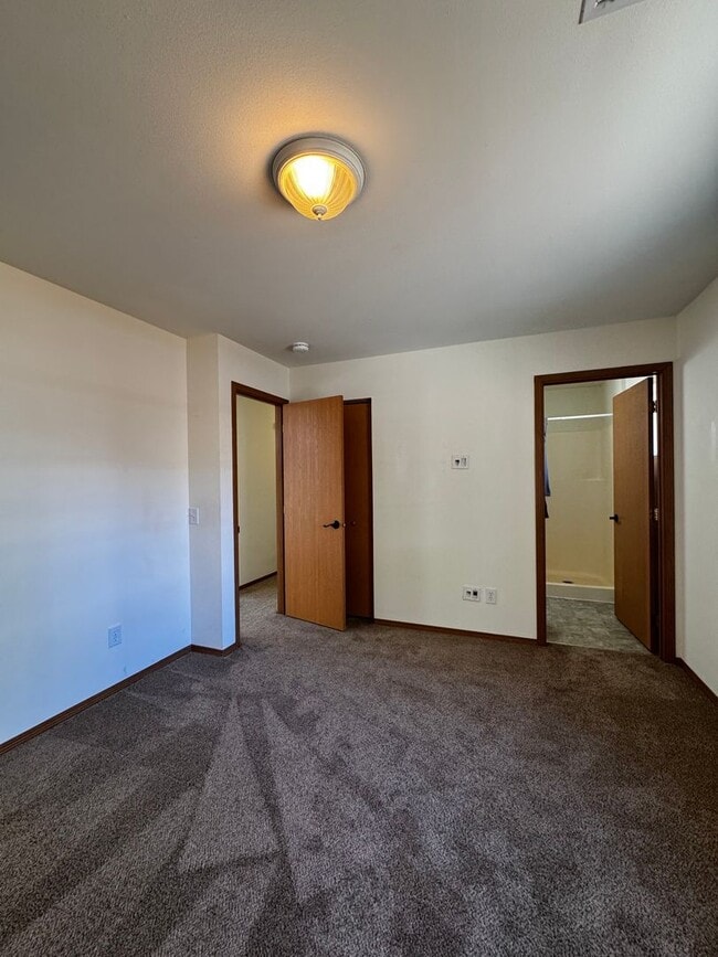 Building Photo - 707 W 11th Ave