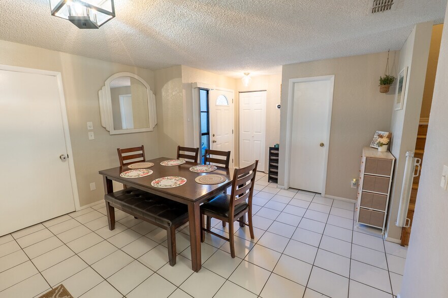 Building Photo - 8712 Bay Ct