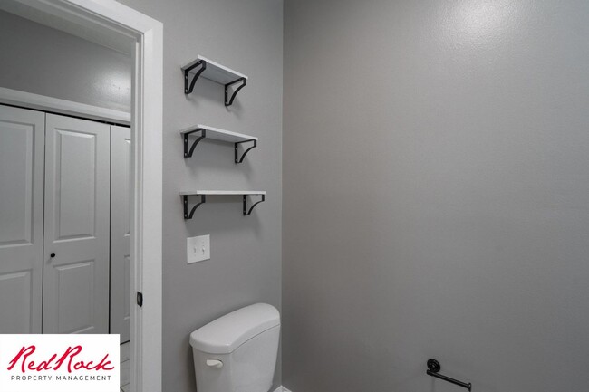 Building Photo - Lovely 2 Bedroom Condo. Pet Friendly!