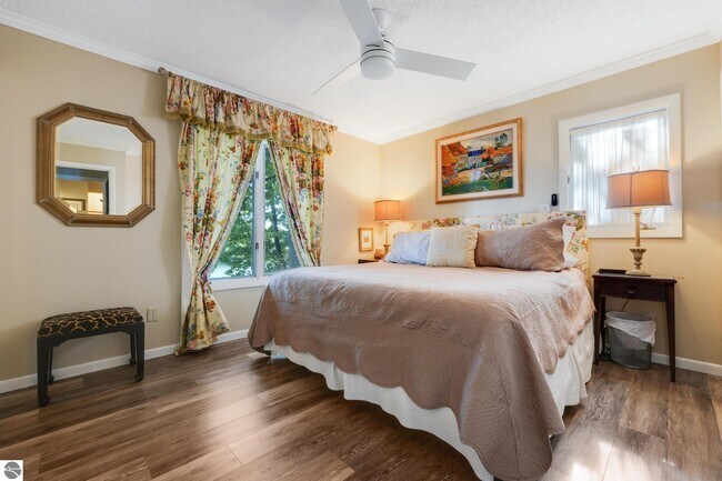 Building Photo - 5521 Silver Sunrise Trail