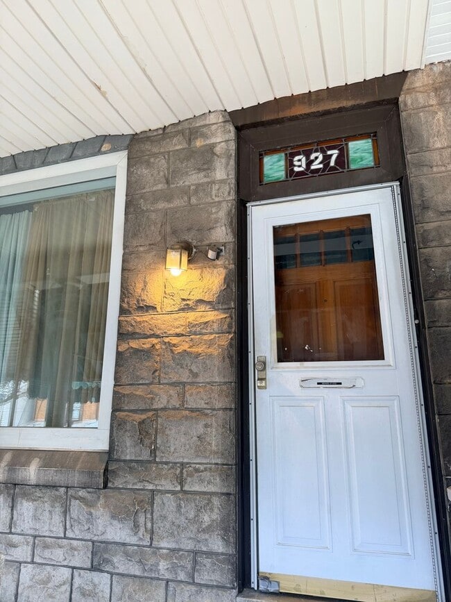 Building Photo - Beautifully remodeled 5/6 bedroom townhouse