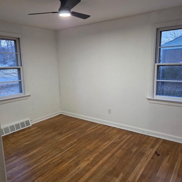 Building Photo - 8011 Kenmore Dr