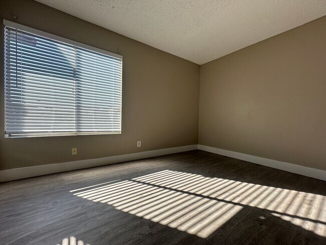 Building Photo - 2 Bedroom Upstairs Condo with Bonus Room Near UNLV!