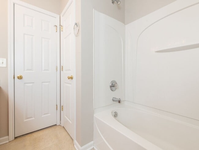 Building Photo - Super Townhouse with 2 MASTER BEDROOMS!