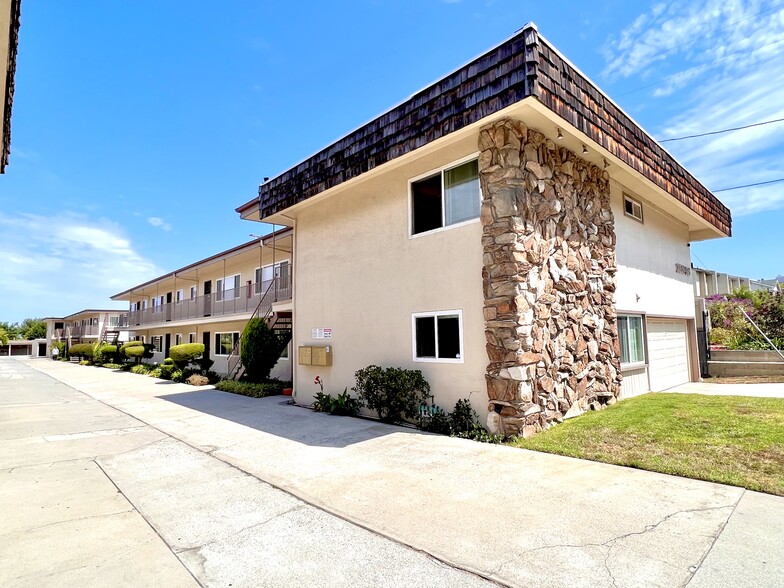 Building Photo - Oak Street Apartments