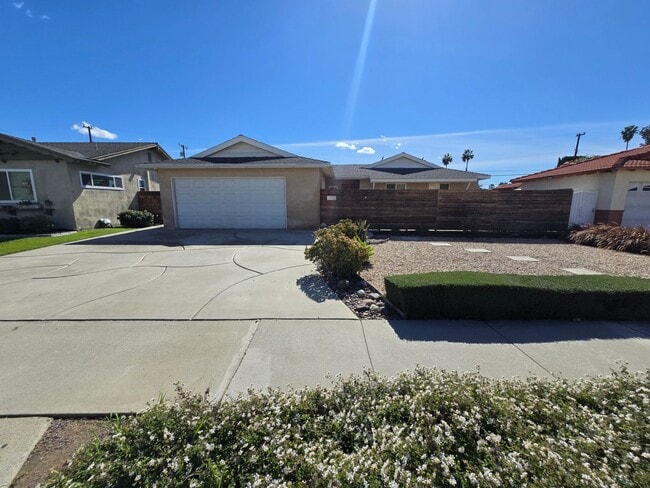 Building Photo - Beautiful 3 Bedroom Home with Pool